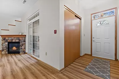 4787 W Maple Leaf Cir, Greenfield, WI 53220 - Photo 3