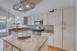 6958 S Craig Ct, Franklin, WI 53132 - Photo 9