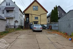 2336 S 9th Pl, Milwaukee, WI 53215 - Photo 3