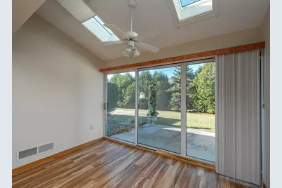 653  Hartford Sq, Hartford, WI 53027 - Photo 9