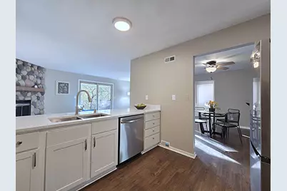 6512 S Parkedge Cir, Franklin, WI 53132 - Photo 7