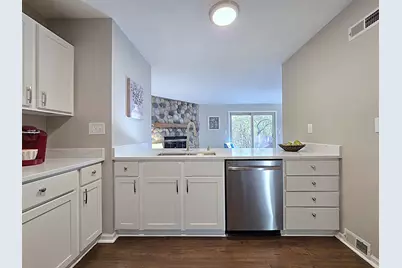 6512 S Parkedge Cir, Franklin, WI 53132 - Photo 5