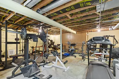 5147 S Camelot Ln, Greenfield, WI 53221 - Photo 17