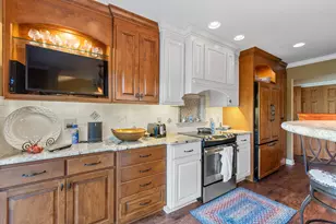 5405 Somerset Ln, Greenfield, WI 53221 - Photo 9