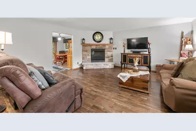 226  Beatrice Dr, Hartford, WI 53027 - Photo 5