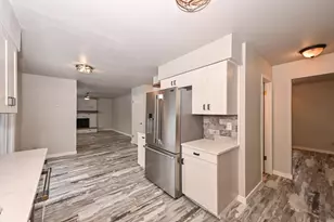 15199 W Fenway Ct, New Berlin, WI 53151 - Photo 9