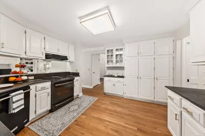 8266 S Country Club Cir, Franklin, WI 53132 - Photo 13