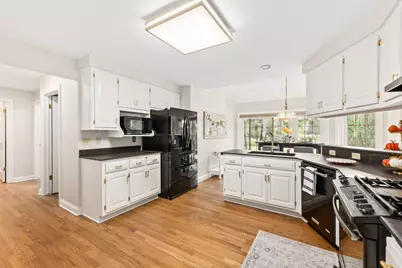 8266 S Country Club Cir, Franklin, WI 53132 - Photo 11