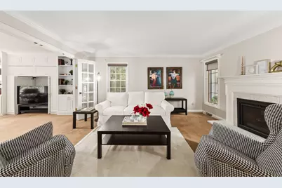 8266 S Country Club Cir, Franklin, WI 53132 - Photo 5