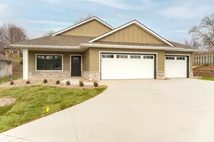 621 Johnson Pl, Onalaska, WI 54650 - Photo 1