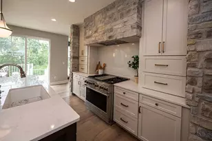 N66W21471 Sagebrush Dr, Menomonee Falls, WI 53051 - Photo 9