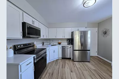 419  Peters Dr, Waukesha, WI 53188 - Photo 3