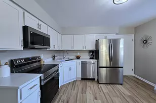 419 Peters Dr, Waukesha, WI 53188 - Photo 3