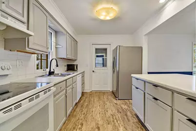 438  Shoreland Dr, Racine, WI 53402 - Photo 11