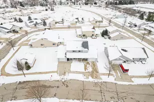 928 Broadmoore Dr, Hartford, WI 53027 - Photo 5