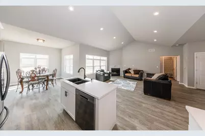 680  Hillside Ln, Cedarburg, WI 53012 - Photo 9