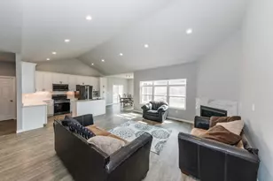 680 Hillside Ln, Cedarburg, WI 53012 - Photo 7