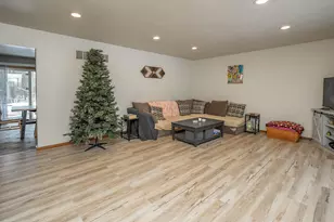 517 Fox Knoll Dr, Racine, WI 53185 - Photo 5