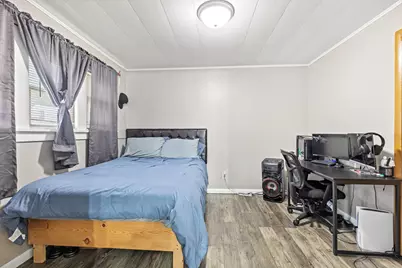 2352 S 79th St, West Allis, WI 53219 - Photo 9