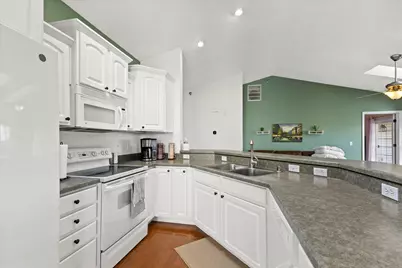 9285 S 51st St, Franklin, WI 53132 - Photo 7