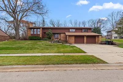 727  Browning Cir, Oconomowoc, WI 53066 - Photo 1