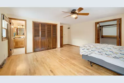 3390 N Knoll Blvd, Wauwatosa, WI 53222 - Photo 11