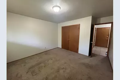 3811 S 35th St #32, Greenfield, WI 53221 - Photo 7