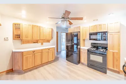 9815 S 31st St, Franklin, WI 53132 - Photo 5