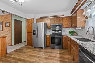 205 Crestwood Dr, Waukesha, WI 53188 - Photo 15