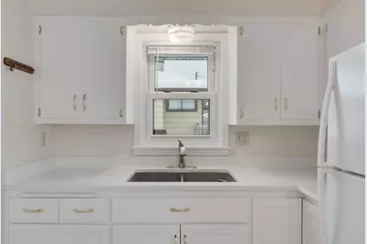 8101 W Winfield Ave, Milwaukee, WI 53218 - Photo 9