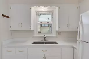 8101 W Winfield Ave, Milwaukee, WI 53218 - Photo 9