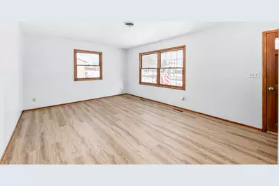 W207N17023  Parkview Dr, Jackson, WI 53037 - Photo 5