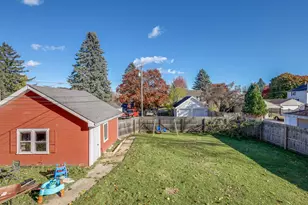 917 N 6th St, Manitowoc, WI 54220 - Photo 5