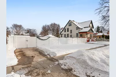 711 N 10th St, Manitowoc, WI 54220 - Photo 3