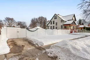 711 N 10th St, Manitowoc, WI 54220 - Photo 3