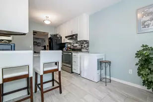 323 Riverview Dr, Delafield, WI 53018 - Photo 17