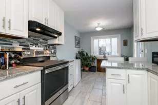 323 Riverview Dr, Delafield, WI 53018 - Photo 15