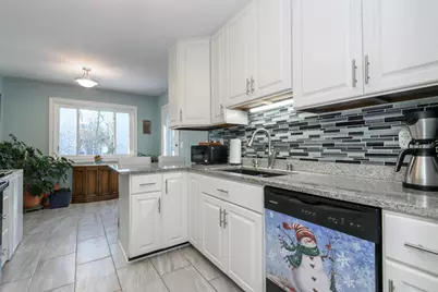 323  Riverview Dr, Delafield, WI 53018 - Photo 15