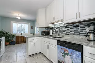 323 Riverview Dr, Delafield, WI 53018 - Photo 15