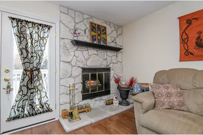 323  Riverview Dr, Delafield, WI 53018 - Photo 9