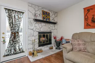 323 Riverview Dr, Delafield, WI 53018 - Photo 9