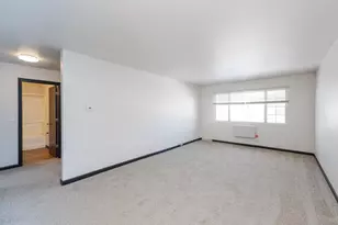 723 Princeton Ct, Hartland, WI 53029 - Photo 5