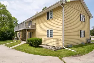 723 Princeton Ct, Hartland, WI 53029 - Photo 3