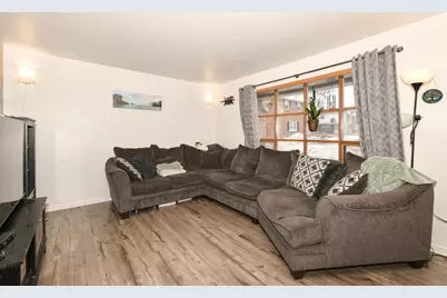 5075 W Colonial Ct, Greenfield, WI 53220 - Photo 13