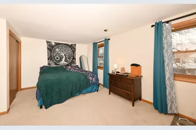 5075 W Colonial Ct, Greenfield, WI 53220 - Photo 9