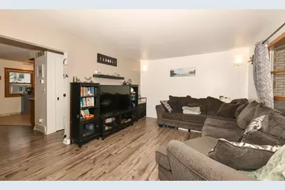 5075 W Colonial Ct, Greenfield, WI 53220 - Photo 3