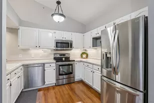 4961 W Maple Leaf Cir, Greenfield, WI 53220 - Photo 5