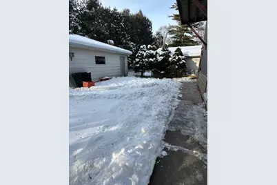 1634 S 10th St, Manitowoc, WI 54220 - Photo 11