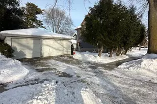 1634 S 10th St, Manitowoc, WI 54220 - Photo 9