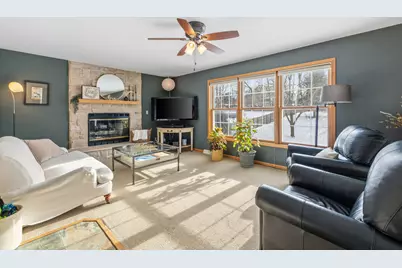 453  Deerwood Ct, Grafton, WI 53024 - Photo 3